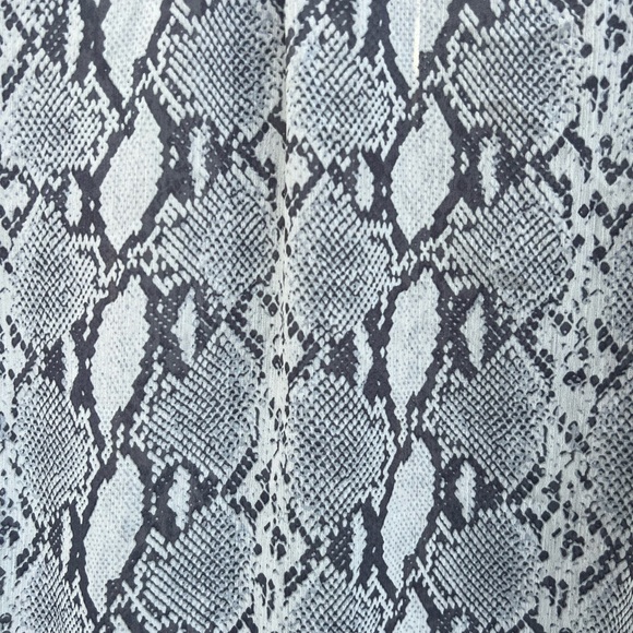 KUT FROM THE KLOTH Snakeskin Print Blouse size Small petite - Picture 9 of 9